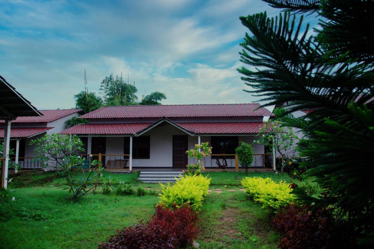 Sterling Banashree Badami Hotel Bagian luar foto