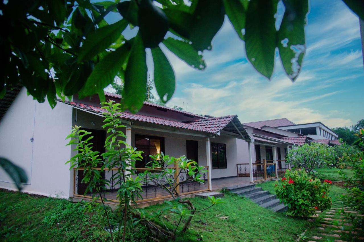 Sterling Banashree Badami Hotel Bagian luar foto