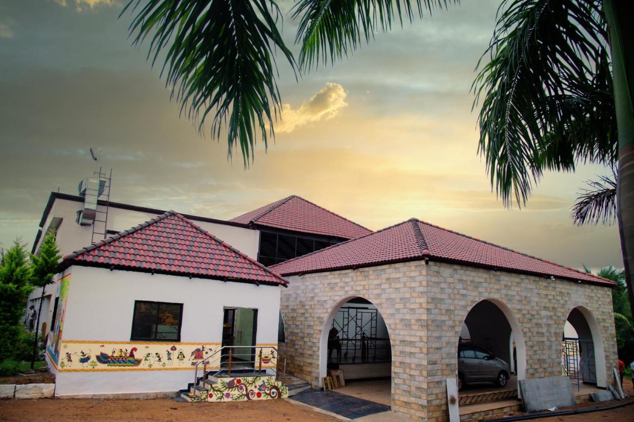 Sterling Banashree Badami Hotel Bagian luar foto