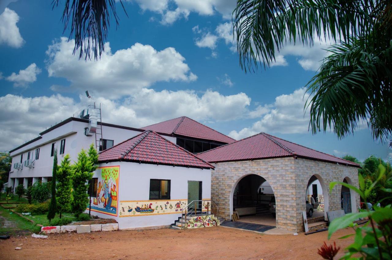 Sterling Banashree Badami Hotel Bagian luar foto