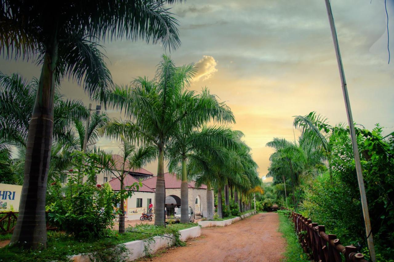 Sterling Banashree Badami Hotel Bagian luar foto