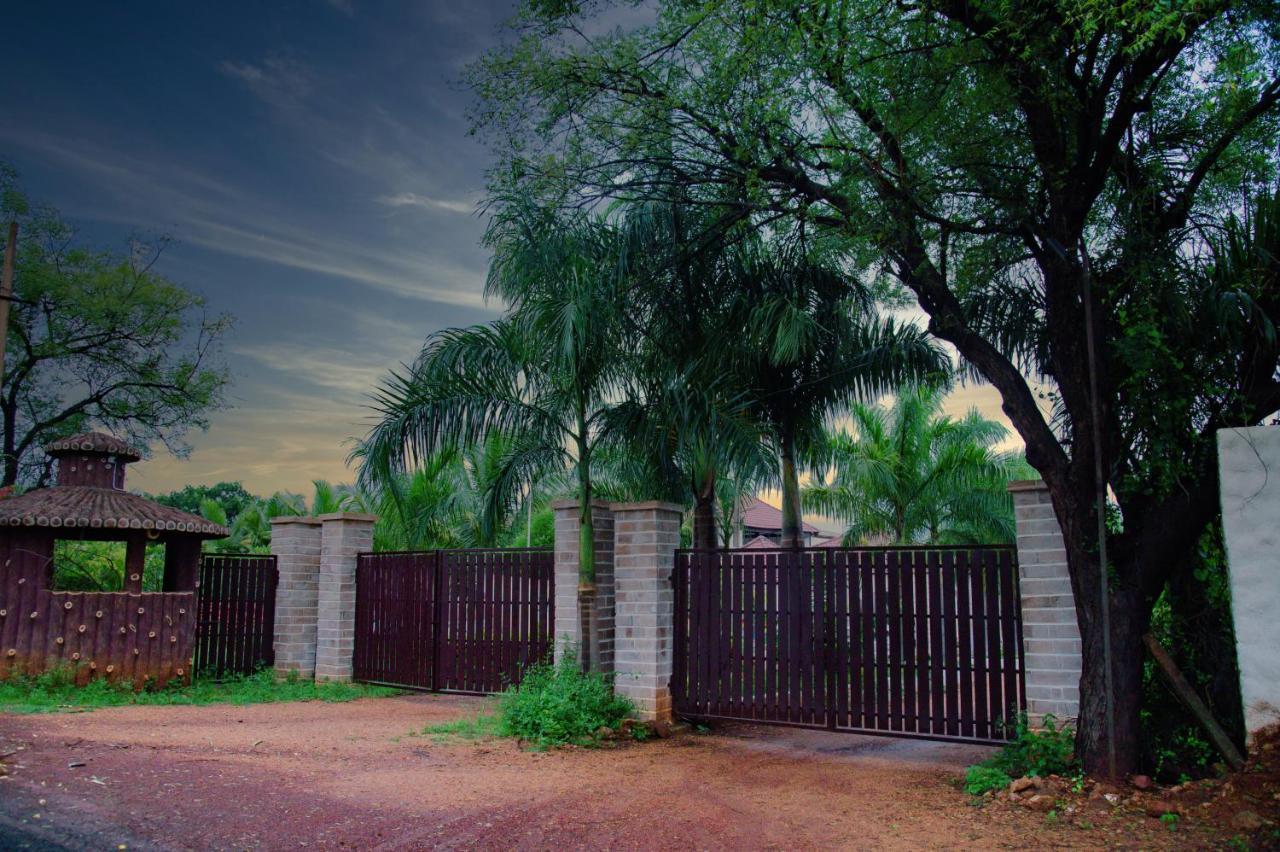 Sterling Banashree Badami Hotel Bagian luar foto