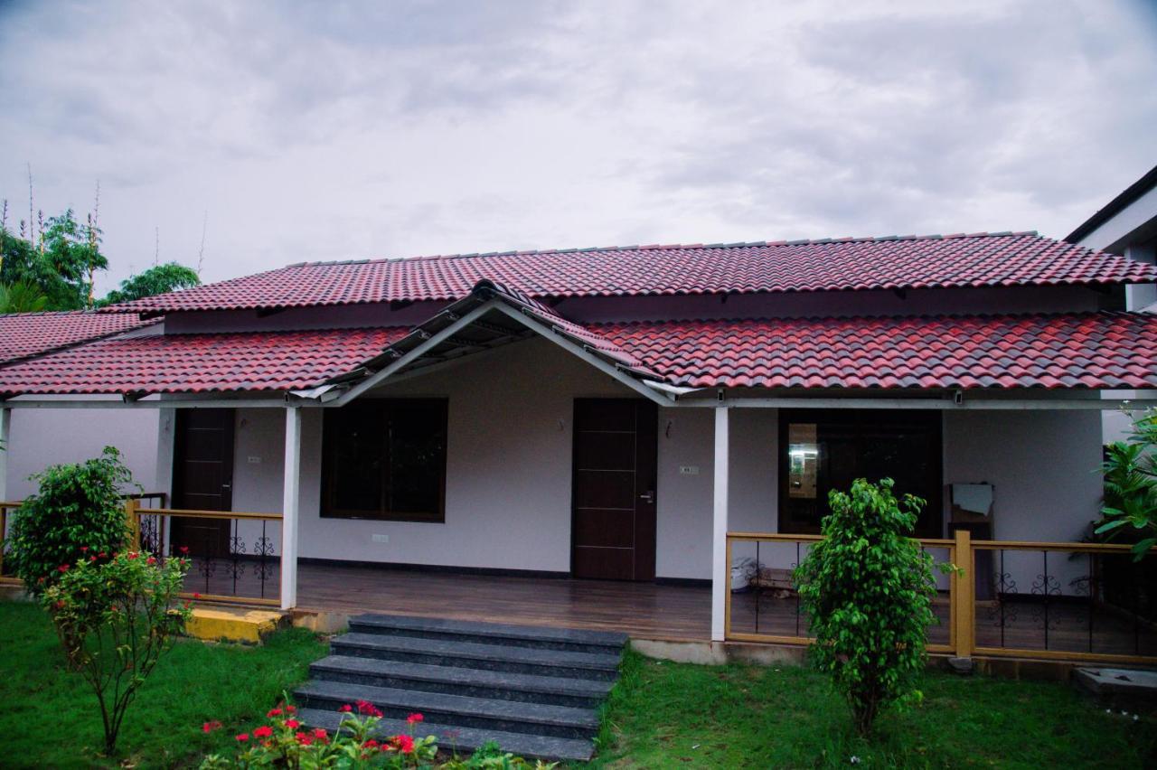 Sterling Banashree Badami Hotel Bagian luar foto