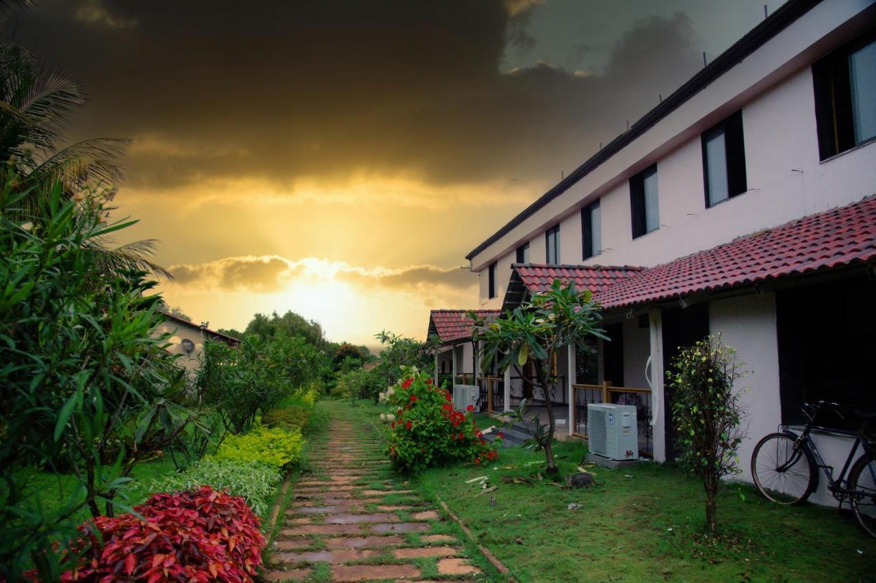 Sterling Banashree Badami Hotel Bagian luar foto