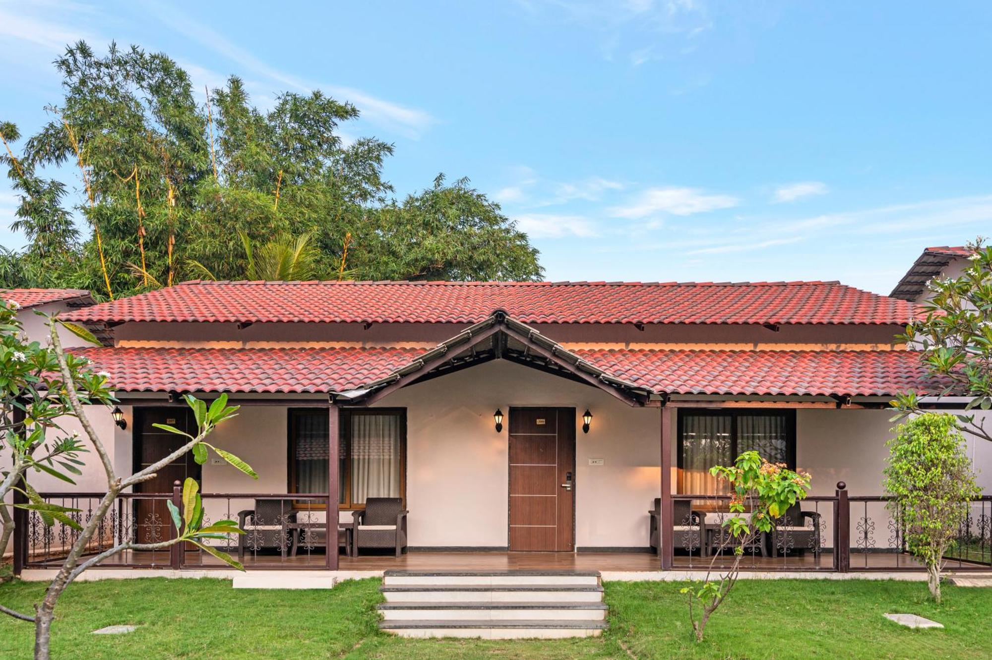 Sterling Banashree Badami Hotel Bagian luar foto
